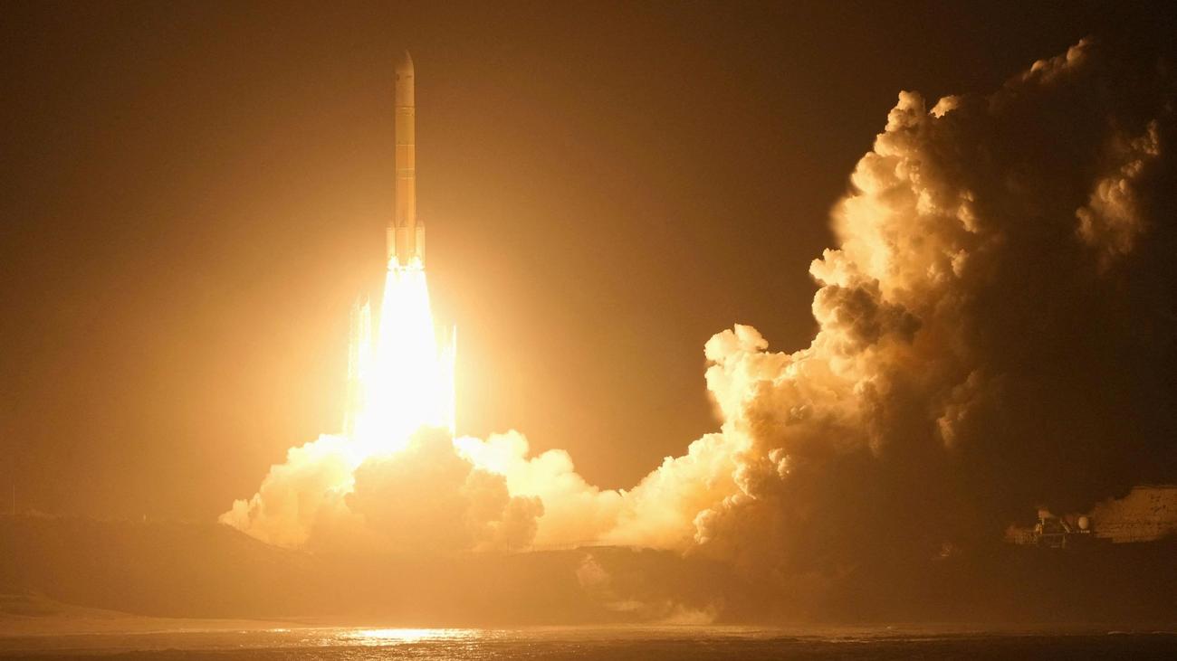 Mission »Martian Moons eXploration«: Japanese space mission launched to ...