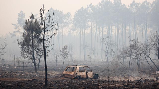 Waldbrände in Frankreich: Feuertornado in der Urlaubsregion