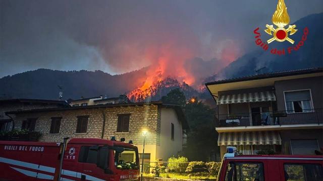 Waldbrand am Gardasee: Hunderte Menschen müssen wegen Waldbrand Häuser am Gardasee verlassen