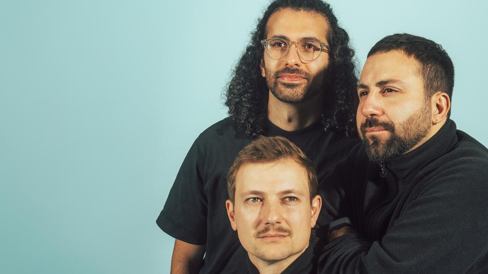 Gründen in Krisenzeiten: Roman Alberti (mitte), David Oudsandji (rechts) und Afshin Doostdar (links) hatten die zündende Idee, als sie mit ihrem Camper zum Festival wollten.