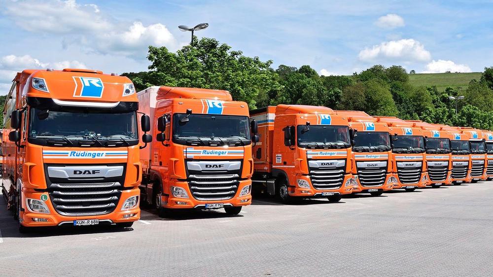 Klimaschutz: Bei der Spedition Rüdinger aus Krautheim fahren 36 der 220 Lkw bereits mit Strom.