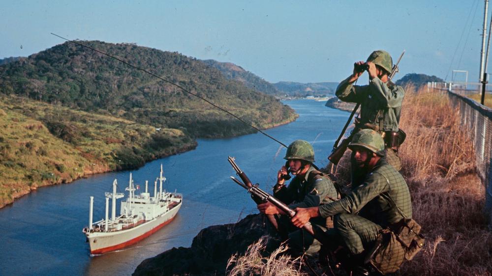  US-Soldaten überwachen im Jahr 1964 von einer Höhe aus den Schiffsverkehr auf dem Panamakanal.