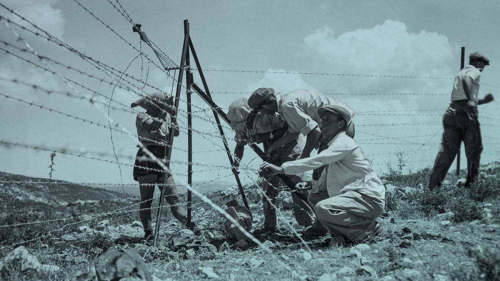 Beginn des Nahostkonflikts: Selbstschutz: Jüdische Siedler errichten im Sommer 1938 einen Zaun aus Stacheldraht, um ihren Kibbuz gegen Eindringlinge zu sichern.