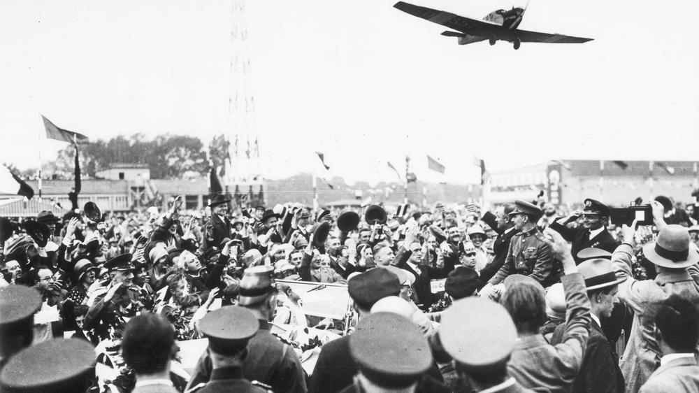 Panzerkreuzer-Protest: Heimkehr der Helden: Am 20. Juni 1928 bereiten Tausende Berliner den »Ozeanfliegern« einen triumphalen Empfang. Zwei Deutsche und ein Ire haben wenige Wochen zuvor in einer Junkers W 33 erstmals den Atlantik von Osten nach Westen überflogen.