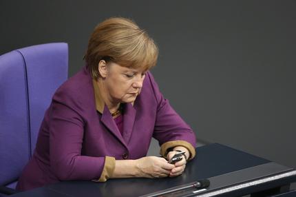 Kanzlerin Merkel mit ihrem Mobiltelefon im Bundestag