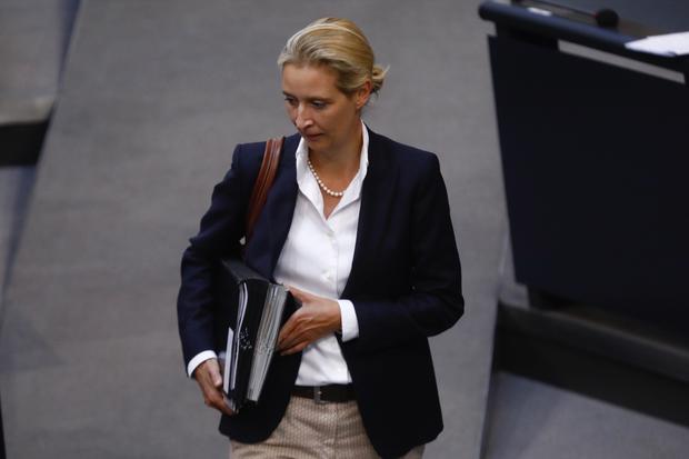 Alice Weidel: Alice Weidel wirkt wie eine weltläufige Finanztante, steht aber als Lesbe der AfD vor. Jetzt bekommt sie auch noch Trotzanfälle.  