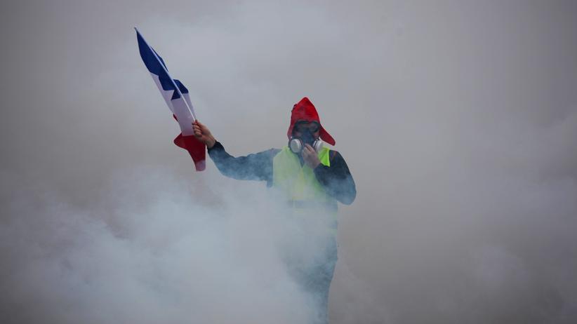 Gelbwesten: Ein Gelbwesten-Demonstrant in Paris. Wenn das Geld ohnehin knapp ist, wird, können höhere Spritpreise schnell zu einer erheblichen Belastung werden.