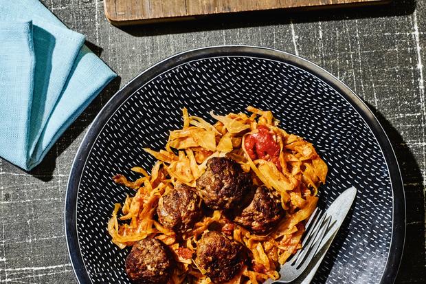 Fleischklößchen mit Weißkohl: Schön fett | ZEITmagazin