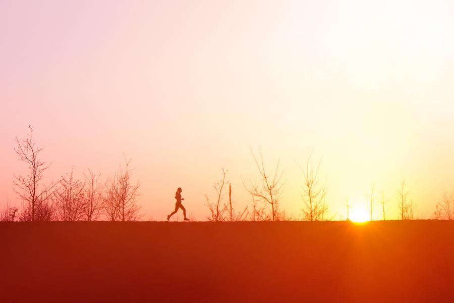 Er beobachtet mich von weitem