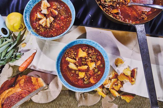 Linsen-Tomaten-Suppe: Trost aus dem Topf | ZEITmagazin