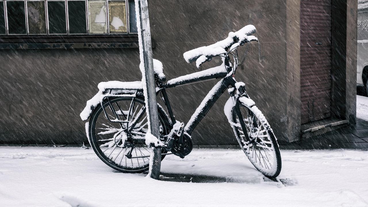 Vereistes Fahrradschloss: Abgeschlossen, eingefroren