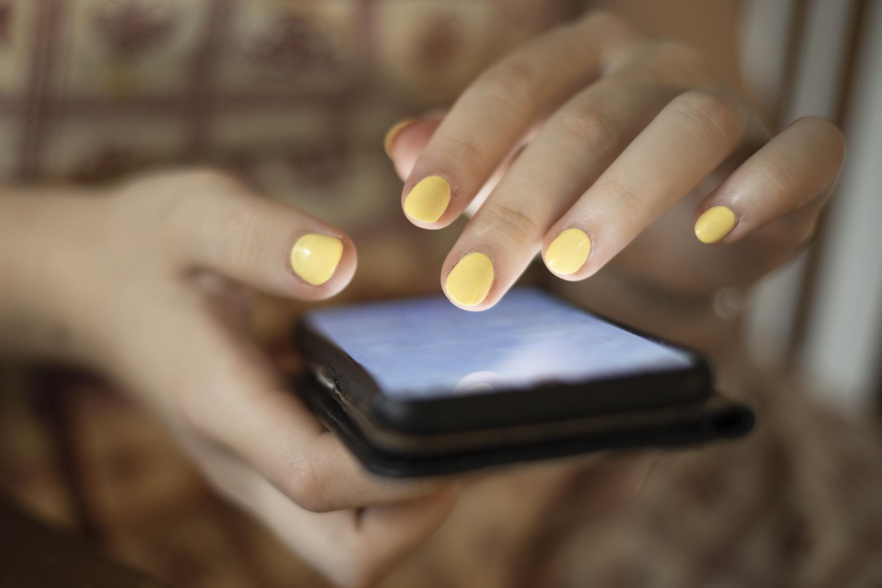 Tracking: Egal, wo die Tochter mit ihrem Handy unterwegs ist – die Eltern wissen Bescheid. Ist das okay?