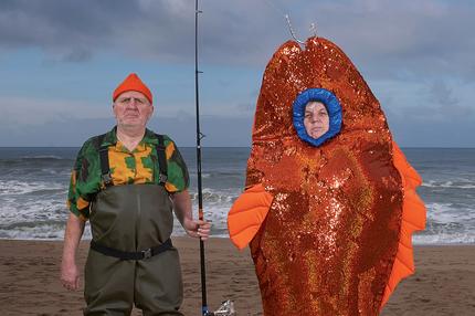 Ukrainische Fotografie: Sohranis Vater auf allen vieren. Auf der linken Seite hat er die Mutter als Goldfisch am Haken