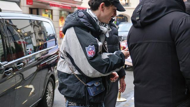 Männer mit Handtaschen: Tragt euren Kram doch selbst, Männer!