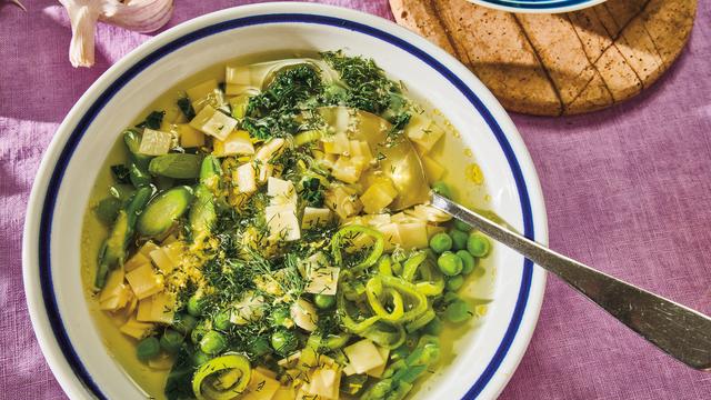 Leichte Frühlings-Minestrone: Frische Suppe