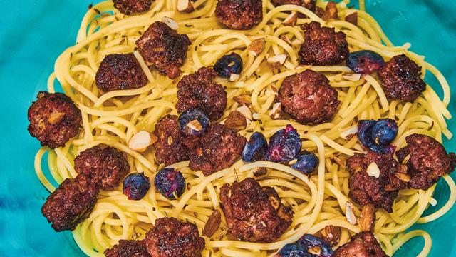 Spaghetti mit Meatballs: Wenn Fleischbällchen auf Blaubeerchen treffen