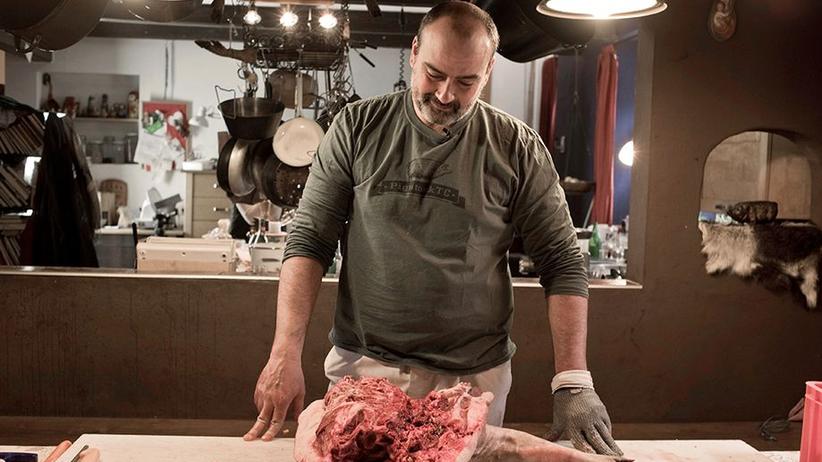 Schwein schlachten: Das Metzgerhandwerk hat Christoph Wiesner sich selbst beigebracht.