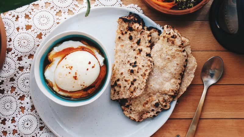 French Toast Mit Birnen Cilbir Pochiertes Ei Mit Joghurt Und Knoblauchol Auf Turkische Art Zeitmagazin