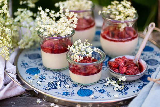 Einfache Waffeln mit Erdbeeren und Vanillesahne: Holunderblüten ...