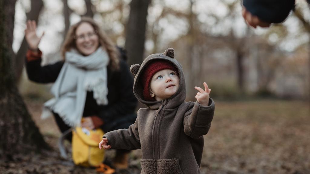 Gebärdensprache für Babys: Marie-Theres Opitz und ihre kleine Tochter Elenia kommunizieren seit deren 5. Lebensmonat über Zeichen. Hier zeigt das Mädchen: "Baum"
