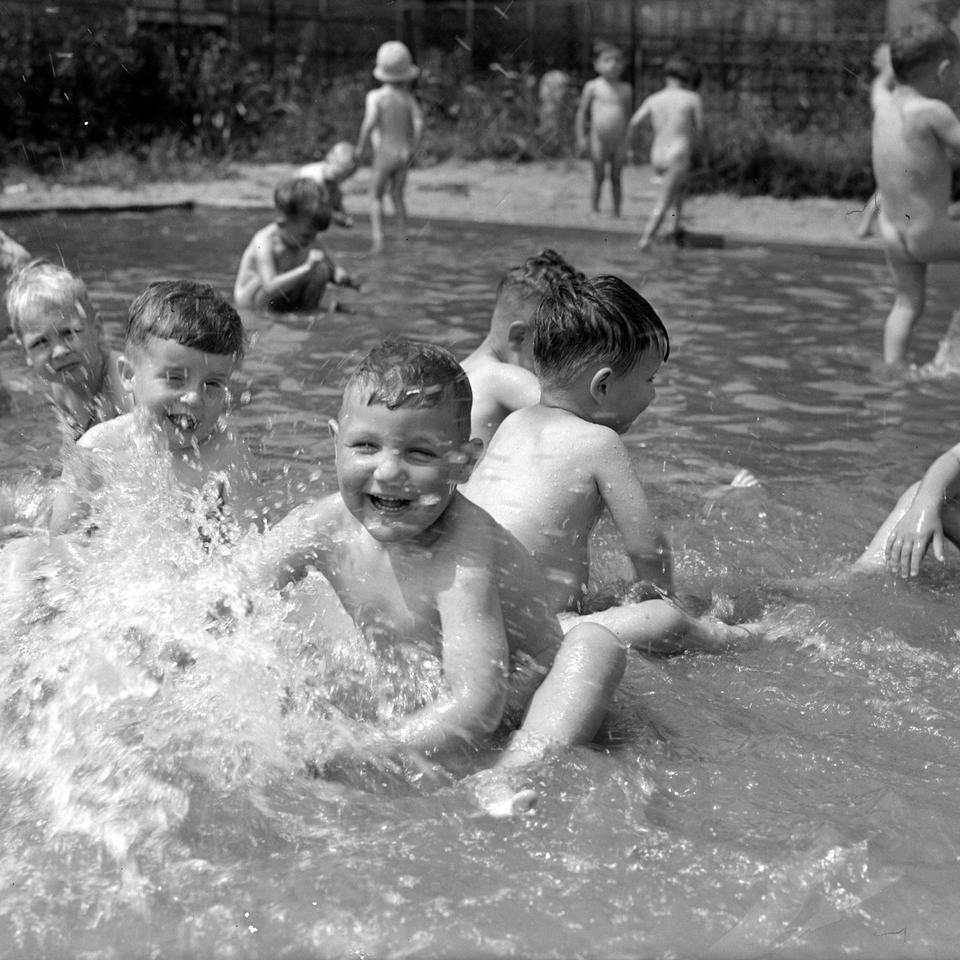 Nackte kinder beim schwimmen