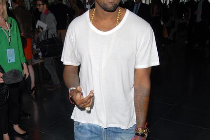 T-Shirt: Kanye West in weißem T-Shirt