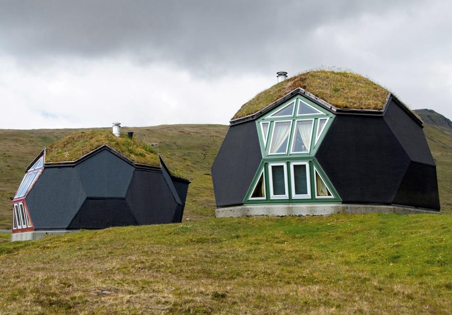 schwarze architektonische schindeln baufritz schwarze fassaden sind brauch auf den färöerinseln dass sie so besonders dunkel wirken liegt an der ebenfalls traditionellen teerfarbe moderne architektur schwarz ist eine warme farbe zeitmagazin schwarze architektonische schindeln baufritz schwarze fassaden sind brauch auf den färöerinseln dass sie so besonders dunkel wirken liegt an der ebenfalls traditionellen teerfarbe moderne architektur schwarz ist eine warme farbe zeitmagazin