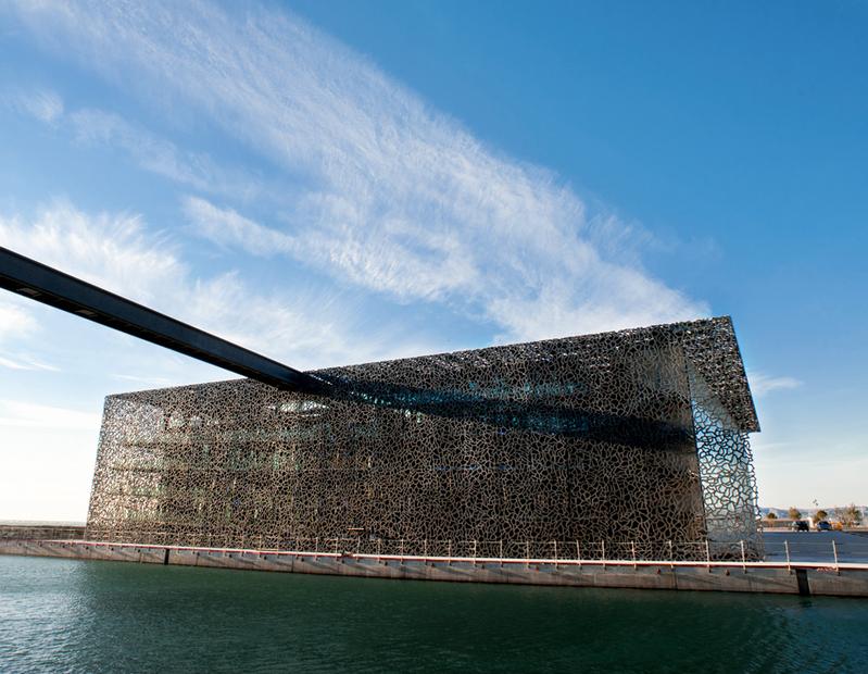schwarze architektonische schindeln haus 1114 von weitem sieht der museumsbau am hafen aus wie ein dunkler schwamm nähe erkennt man in den ziselierten betonverschlingungen die struktur moderne architektur schwarz ist eine warme farbe zeitmagazin schwarze architektonische schindeln haus 1114 von weitem sieht der museumsbau am hafen aus wie ein dunkler schwamm nähe erkennt man in den ziselierten betonverschlingungen die struktur moderne architektur schwarz ist eine warme farbe zeitmagazin