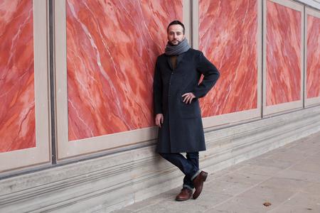 Wintermäntel: Ein Mantel für gewisse Stunden | ZEITmagazin Mode Porträt von jungen eleganten Frau in grauen Mantel