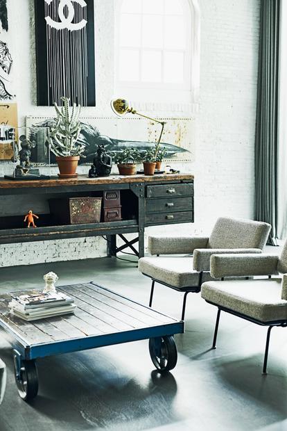minimalistisches design für innenarchitektur loft innenarchitektur weiß gestrichene backsteinwand fünfzigerjahresessel und ein einfacher couchtisch aus alten latten die besitzer dieses hauses setzen auf minimalismus industriedesign wie die werkstatt wohnung wird zeitmagazin minimalistisches design für innenarchitektur loft innenarchitektur weiß gestrichene backsteinwand fünfzigerjahresessel und ein einfacher couchtisch aus alten latten die besitzer dieses hauses setzen auf minimalismus industriedesign wie die werkstatt wohnung wird zeitmagazin