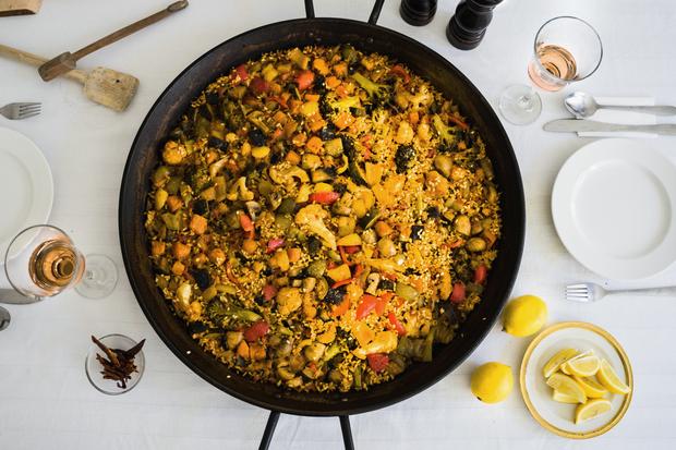 Https Img Zeit De Zeit Magazin Wochenmarkt 2020 09 Paella Vegan Gemuese Tintenfisch Tisch Bild Super 620x413