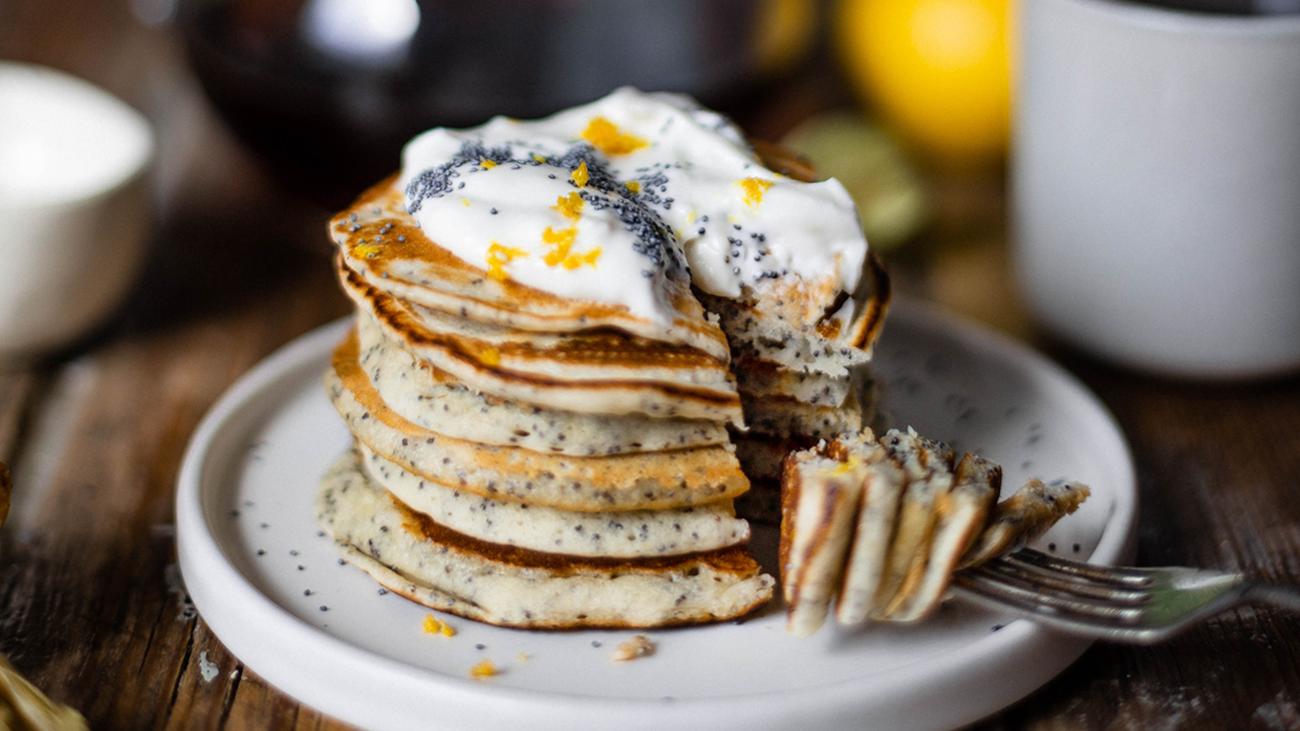 Mohn-Zitronen-Pancakes: Süß gestapelt | ZEITmagazin