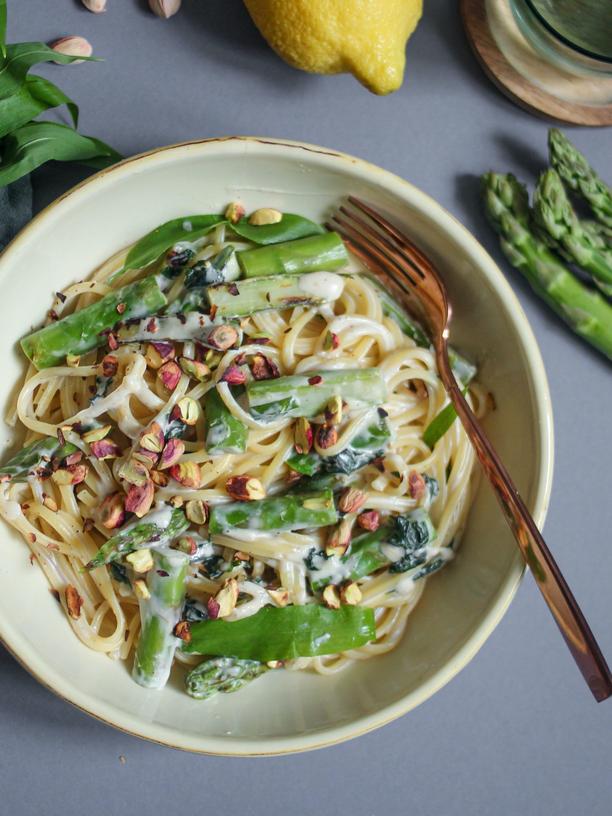 Cremige Frühlingspasta mit Spargel, Bärlauch und Pistazien
