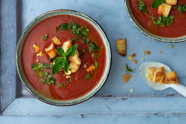 Erdbeer-Tomatensuppe: Sommerliche Suppe aus dem Ofen | ZEITmagazin