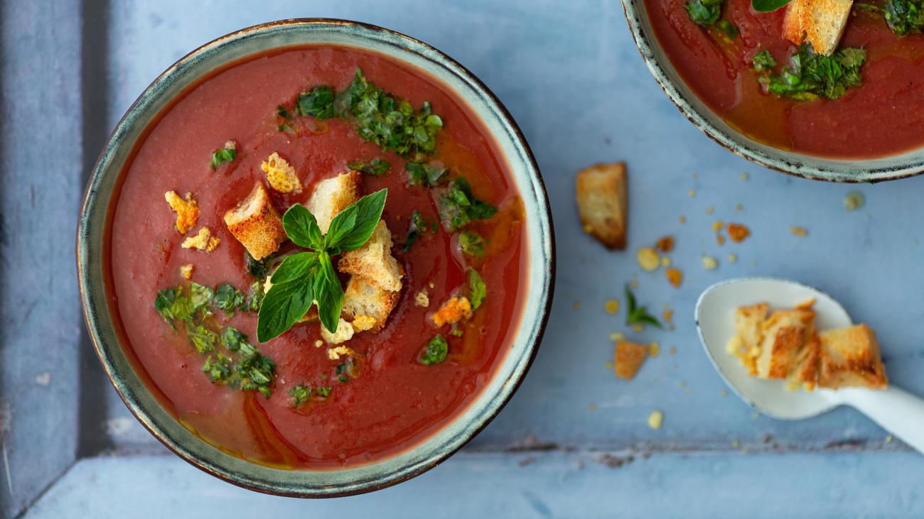 Erdbeer-Tomatensuppe: Sommerliche Suppe aus dem Ofen | ZEITmagazin