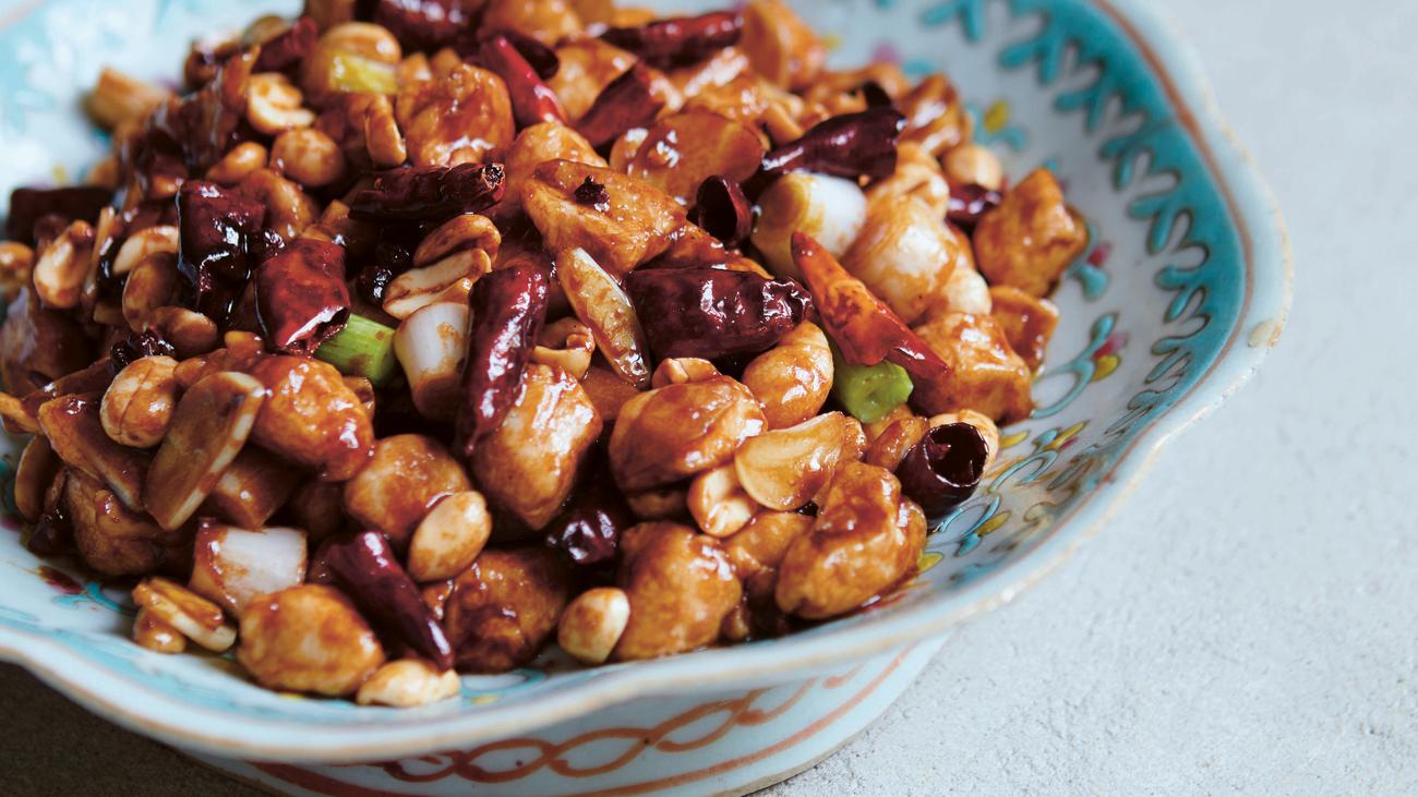 Gong-Bao-Huhn mit Erdnüssen: Huhn, das auf der Zunge prickelt | ZEITmagazin