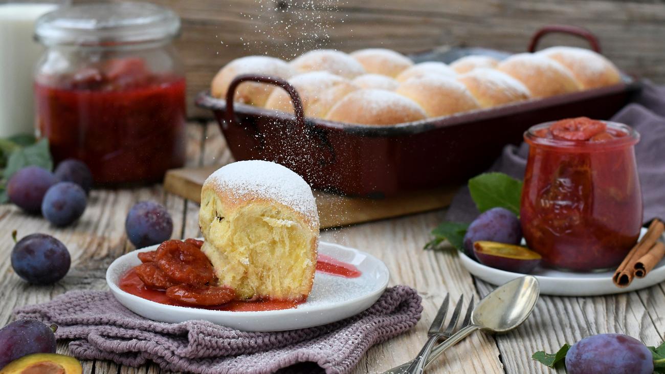 Buchteln mit Zwetschgenröster: Fluffig mit Aussicht auf ...