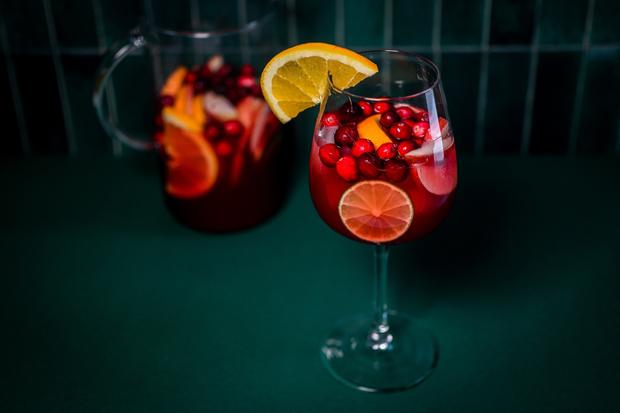Alkoholfreier Cocktail: Cranberry-Blutorangen Sangria mit Nachschub