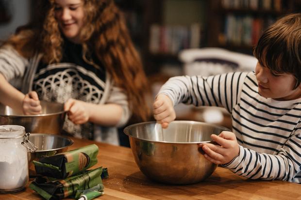 Kochen mit Kindern: Damit das Kochen mit Kindern nicht im Chaos endet, braucht es gute Arbeitsorganisation.