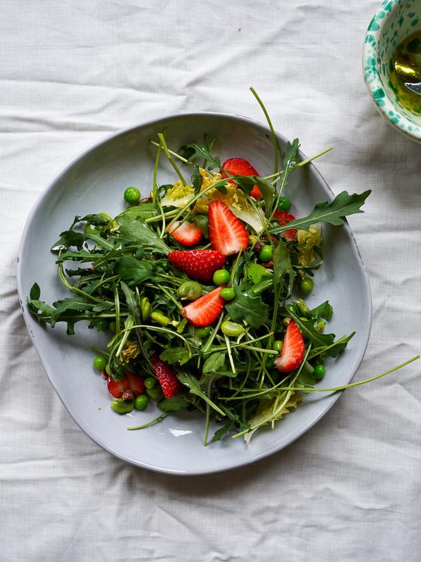 Dicke-Bohnen-Erdbeer-Salat: Wie aus der Bohne gepellt