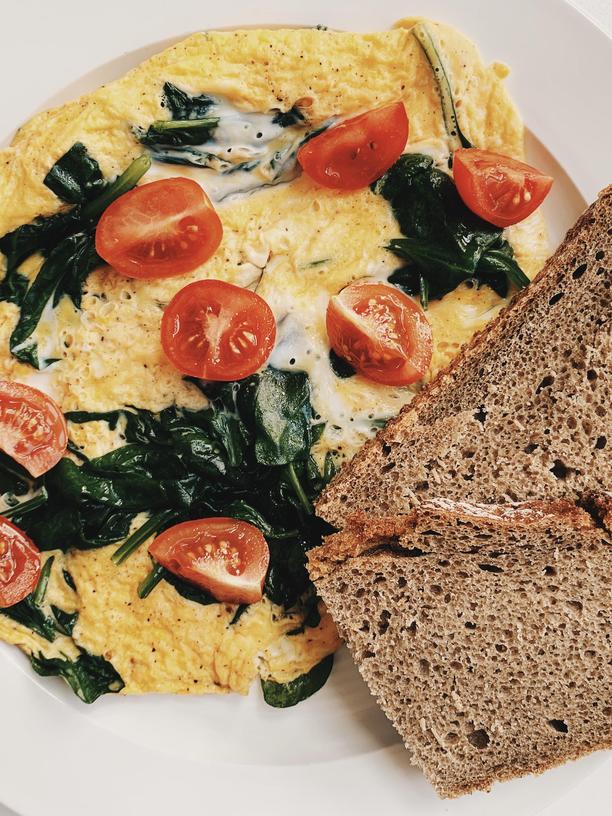 Omelett mit Babyspinat: Das Gelbe vom Frühstück