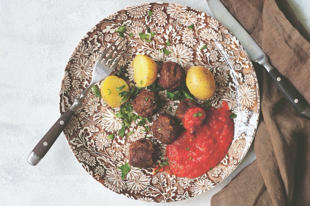Vegane Köttbullar mit Ajvarsoße: Statt mit Ajvar und Kartoffeln schmecken die Bällchen auch zu Nudeln mit Tomatensoße.