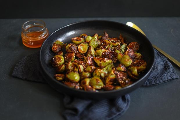 Knuspriger Rosenkohl in Limetten-Honig-Sauce