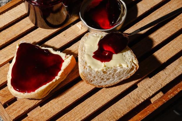 Gelee aus schwarzen Johannisbeeren: Wie man sich einen Beerendienst ...