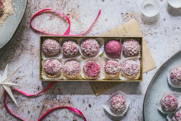 Himbeer-Kokos-Bällchen: Süßer sich Himbeeren nie kugeln | ZEITmagazin