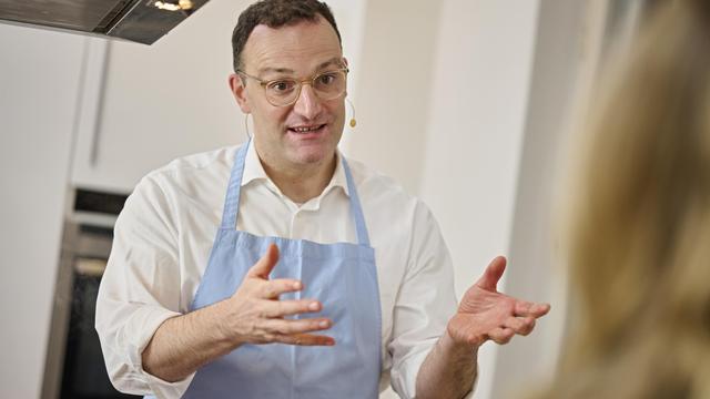 Kochen mit Jens Spahn: Jens Spahn schält Auberginen für Pasta alla Norma