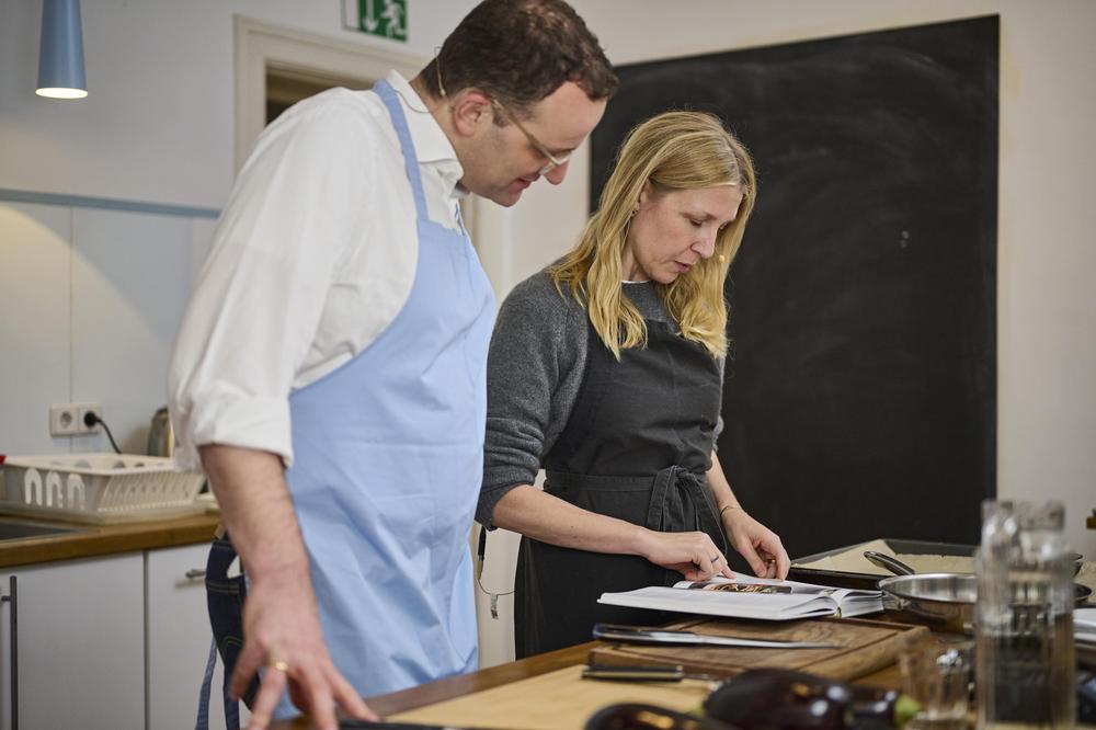 Kochen mit Jens Spahn Jens Spahn schält Auberginen für Pasta alla