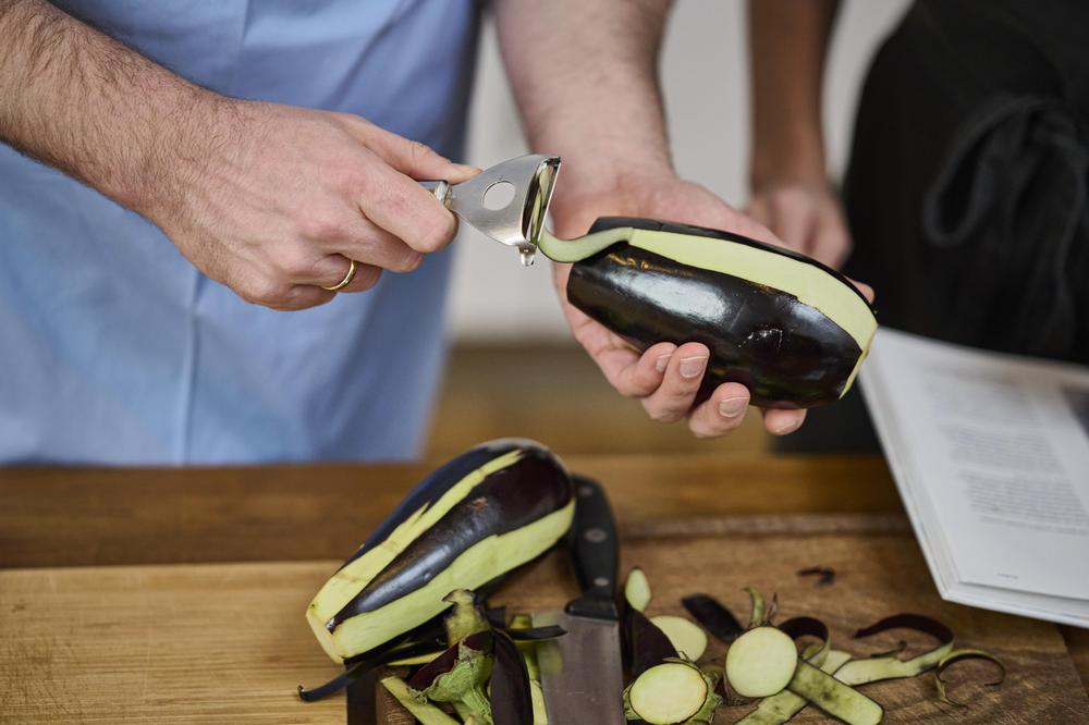 Kochen mit Jens Spahn Jens Spahn schält Auberginen für Pasta alla