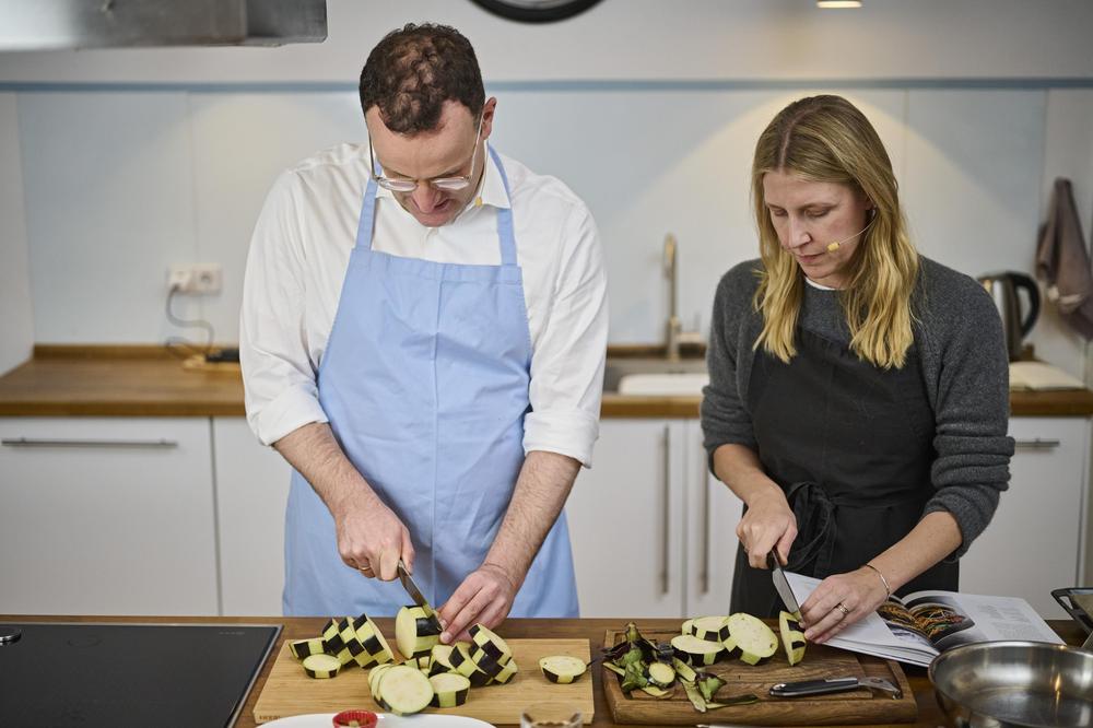 Kochen mit Jens Spahn Jens Spahn schält Auberginen für Pasta alla