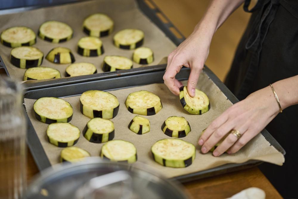 Kochen mit Jens Spahn Jens Spahn schält Auberginen für Pasta alla